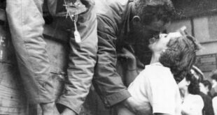 us soldier kissing french girl paris liberation